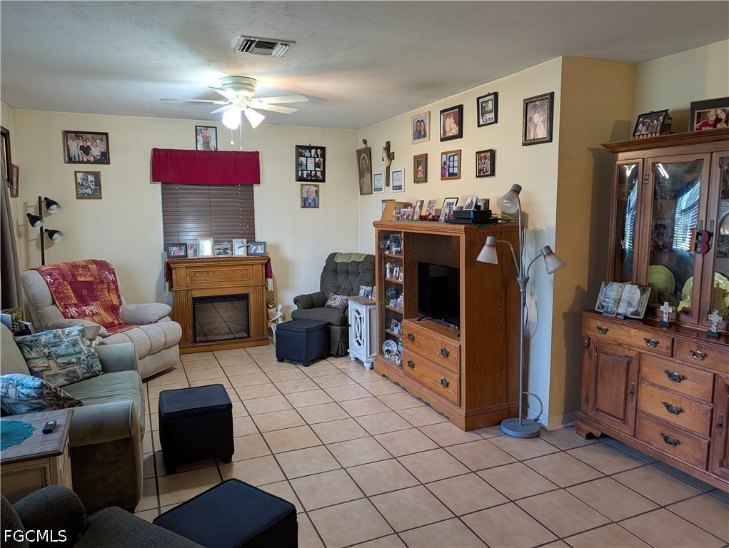 2 Bed SingleFamilyResidence for Sale in Cape Coral, photo 4
