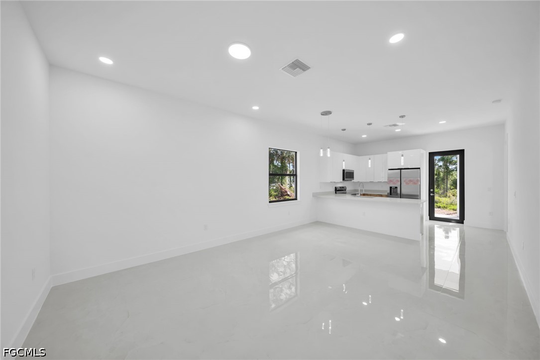3 Bed SingleFamilyResidence for Sale in Lehigh Acres, photo 4