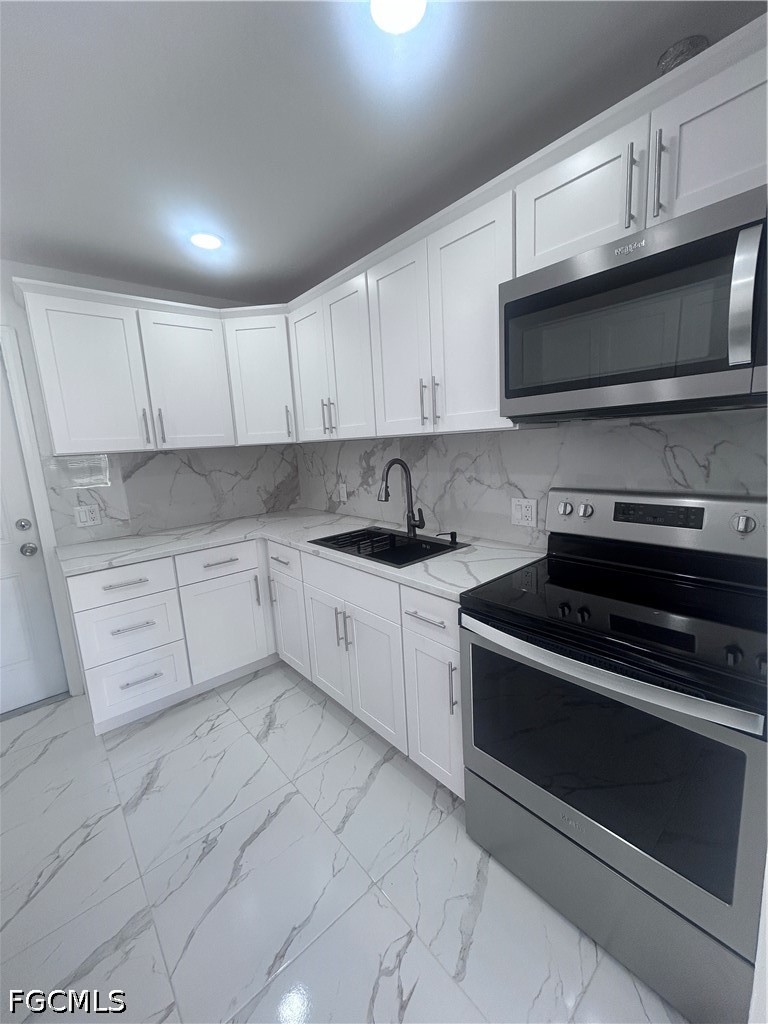 2 Bed SingleFamilyResidence for Sale in Fort Myers, photo 4