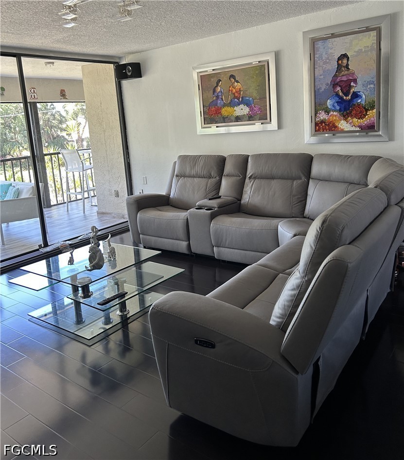 3 Bed Condominium for Sale in Steamboat Bend, photo 4
