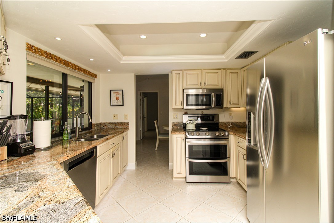 3 Bed Pool Home for Sale in Forest Hills, photo 4