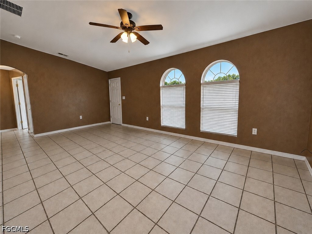 3 Bed SingleFamilyResidence for Sale in Lehigh Estates, photo 4