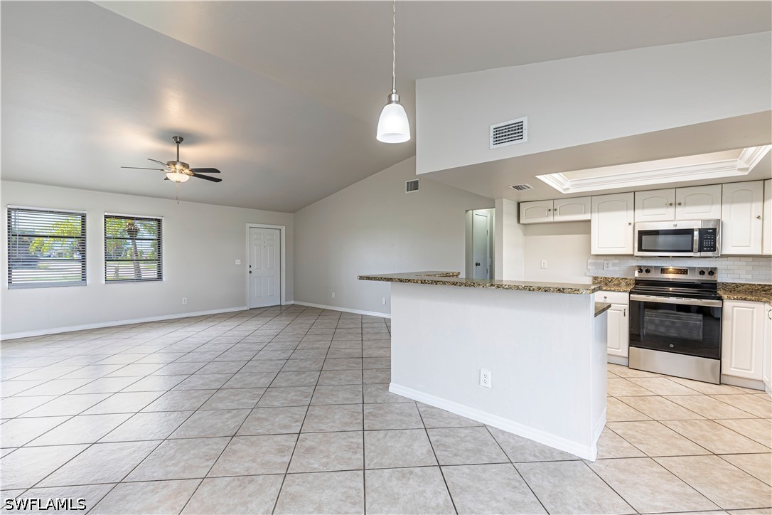 3 Bed Pool Home for Sale in Cape Coral, photo 4
