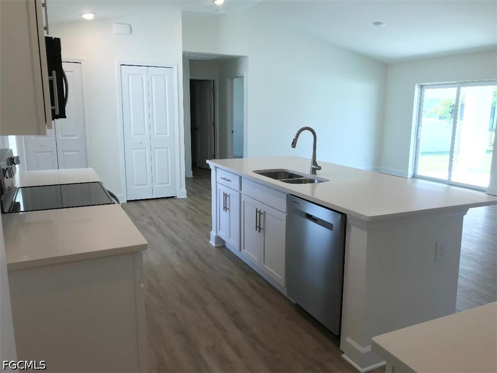 3 Bed SingleFamilyResidence for Sale in Cape Coral, photo 4