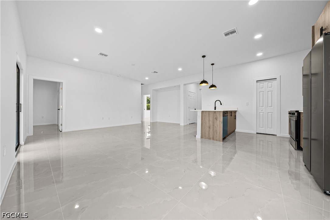 3 Bed SingleFamilyResidence for Sale in Lehigh Acres, photo 4