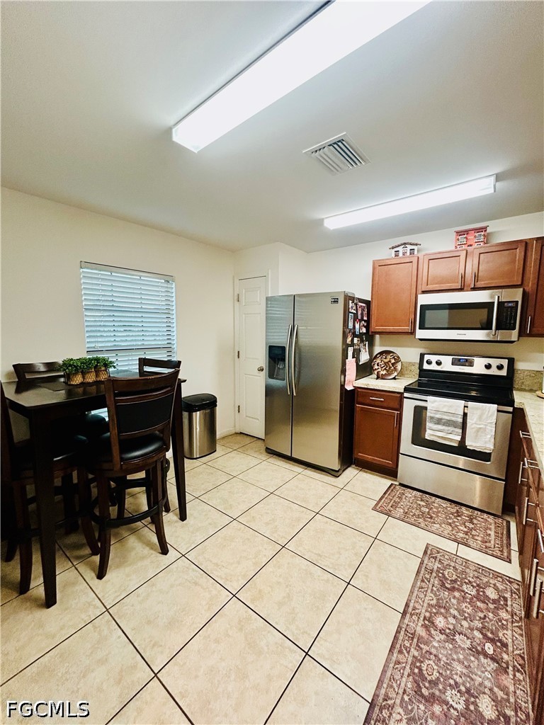 3 Bed SingleFamilyResidence for Sale in Shadow Lakes, photo 4