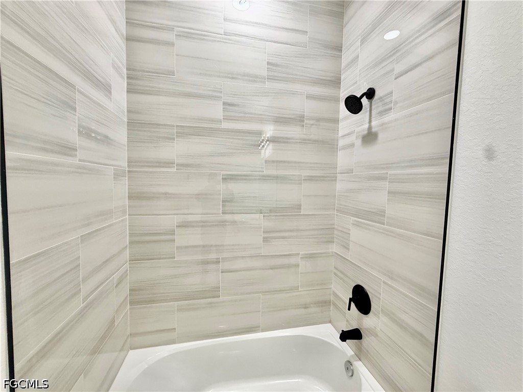 4 Bed SingleFamilyResidence for Sale in Lehigh Acres, photo 34