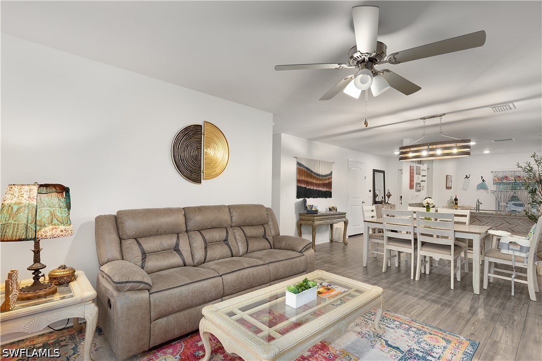 3 Bed SingleFamilyResidence for Sale in Mirror Lakes, photo 34