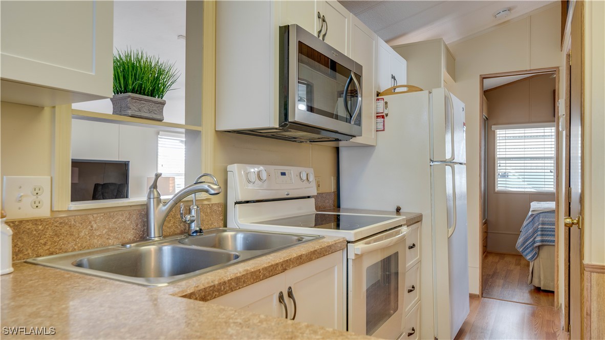1 Bed Waterfront Home for Sale in North Fort Myers, photo 5