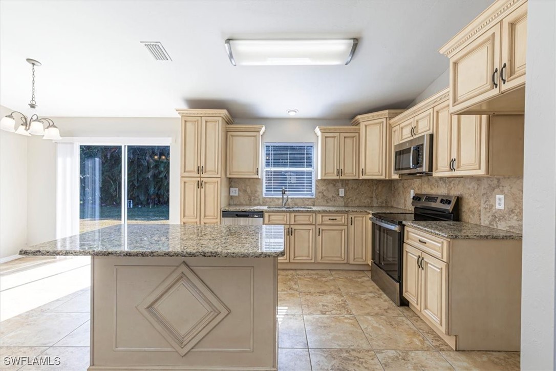 3 Bed SingleFamilyResidence for Sale in Cape Coral, photo 5