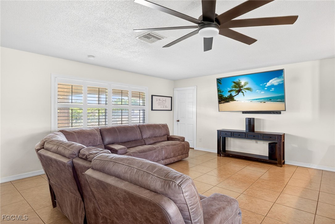 3 Bed SingleFamilyResidence for Sale in Lehigh Acres, photo 5