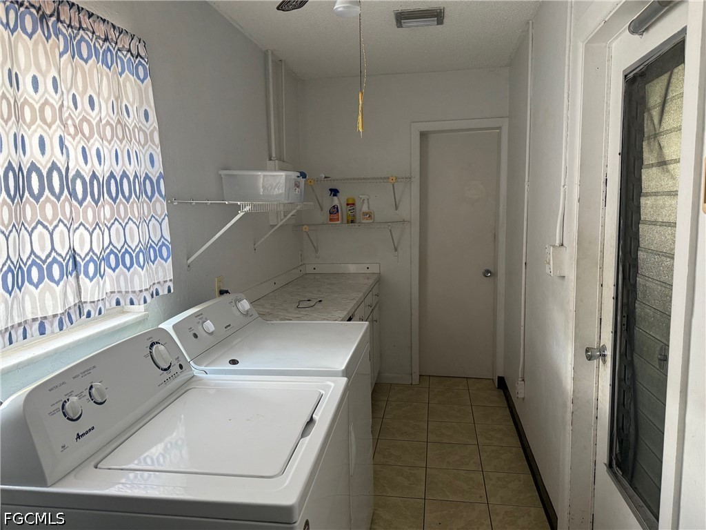 2 Bed SingleFamilyResidence for Sale in Lehigh Acres, photo 5