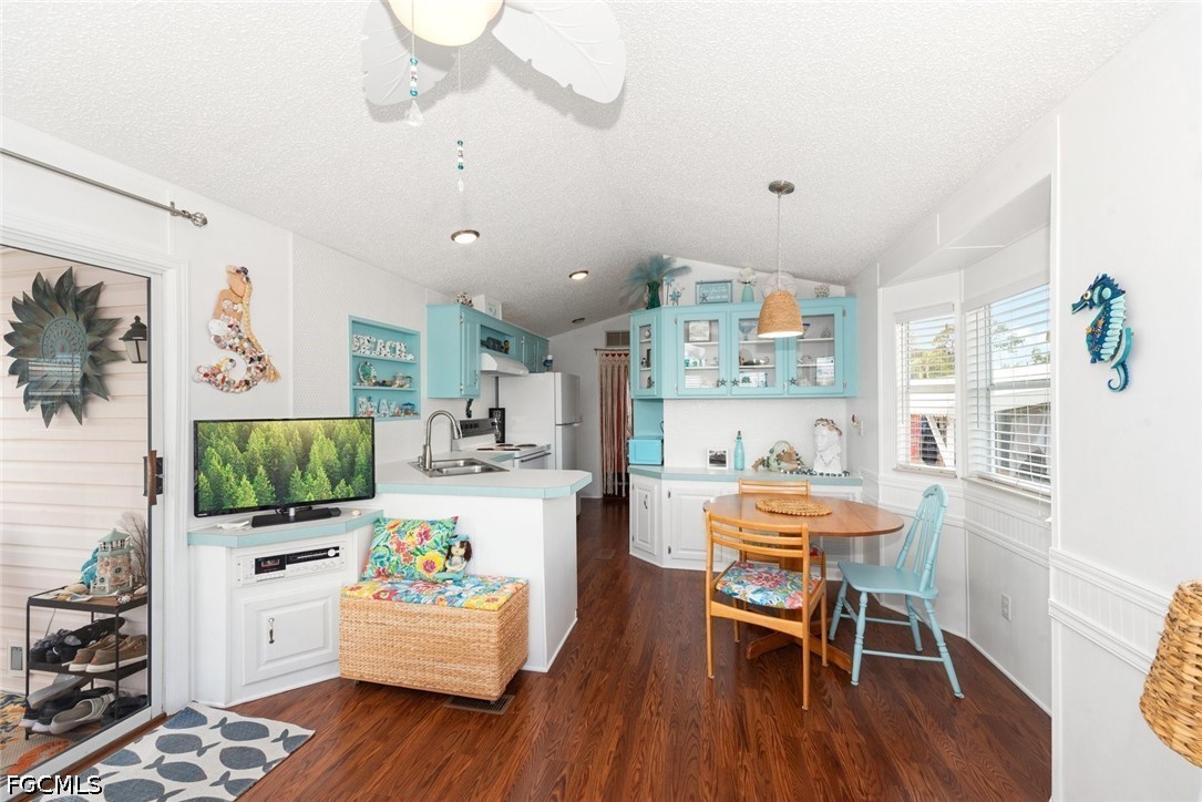 2 Bed ManufacturedHome for Sale in Estero, photo 5