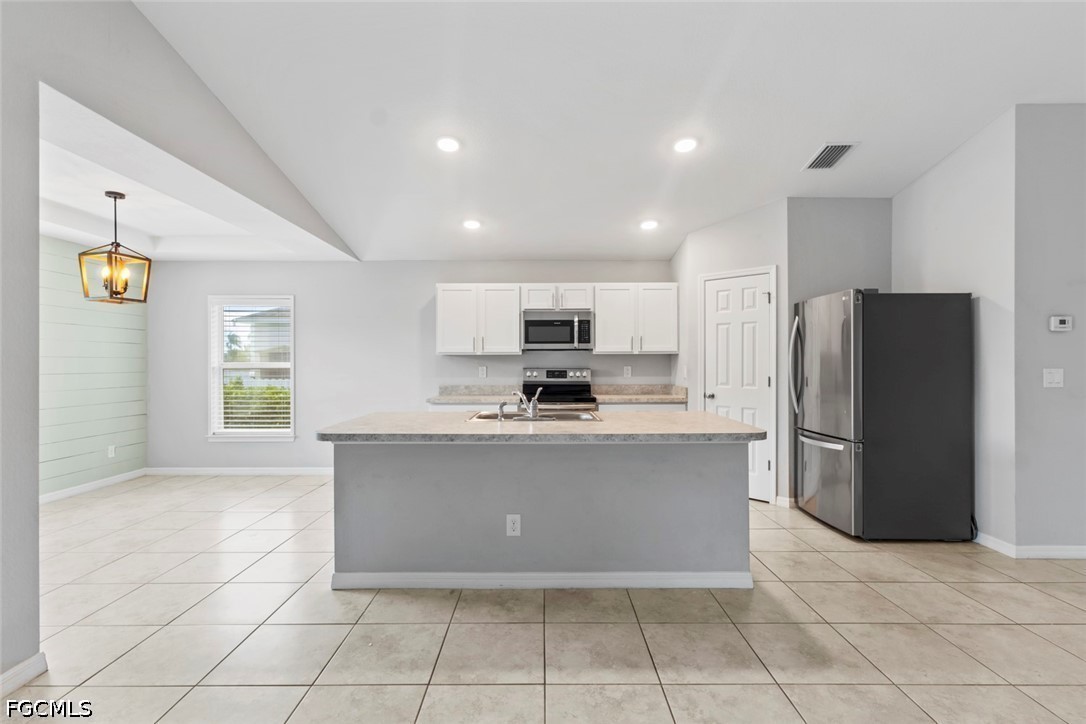 3 Bed SingleFamilyResidence for Sale in Cape Coral, photo 5