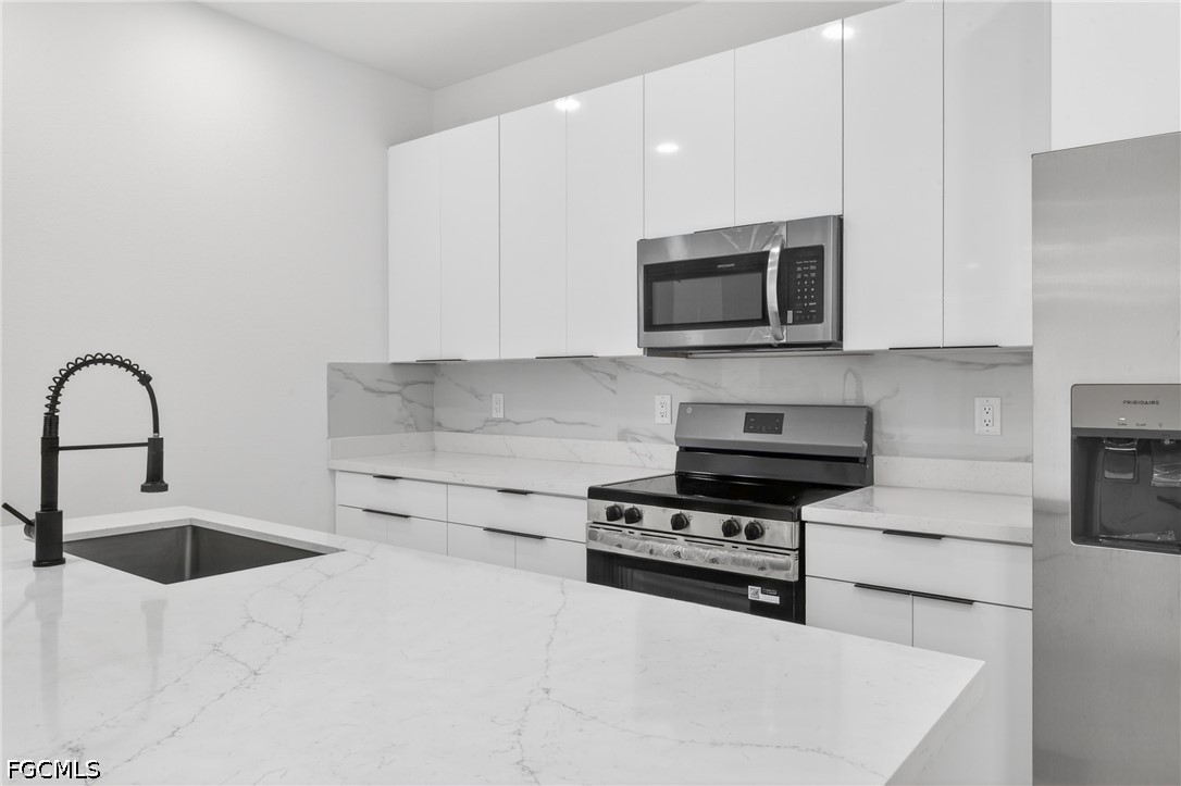 4 Bed SingleFamilyResidence for Sale in Cape Coral, photo 5