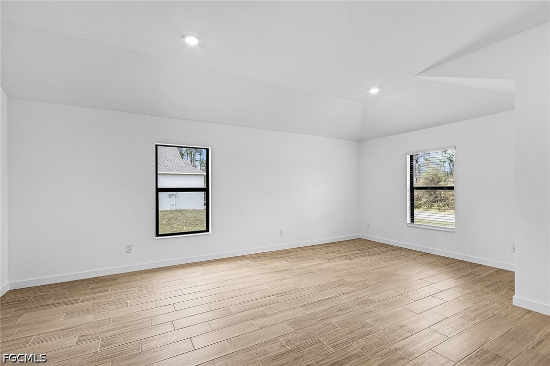 4 Bed SingleFamilyResidence for Sale in Mirror Lakes, photo 5