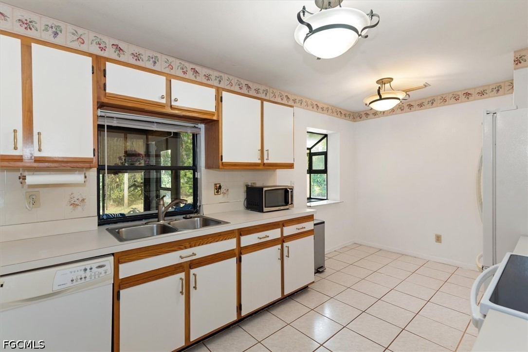3 Bed SingleFamilyResidence for Sale in Cape Coral, photo 5