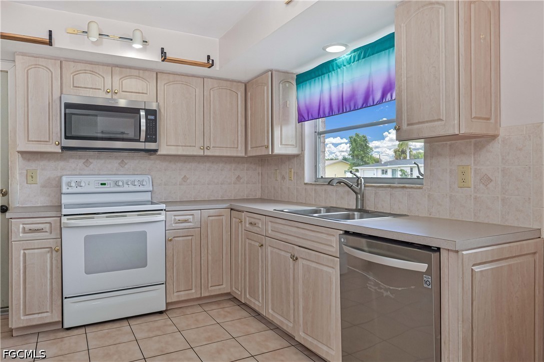 4 Bed SingleFamilyResidence for Sale in Cape Coral, photo 5
