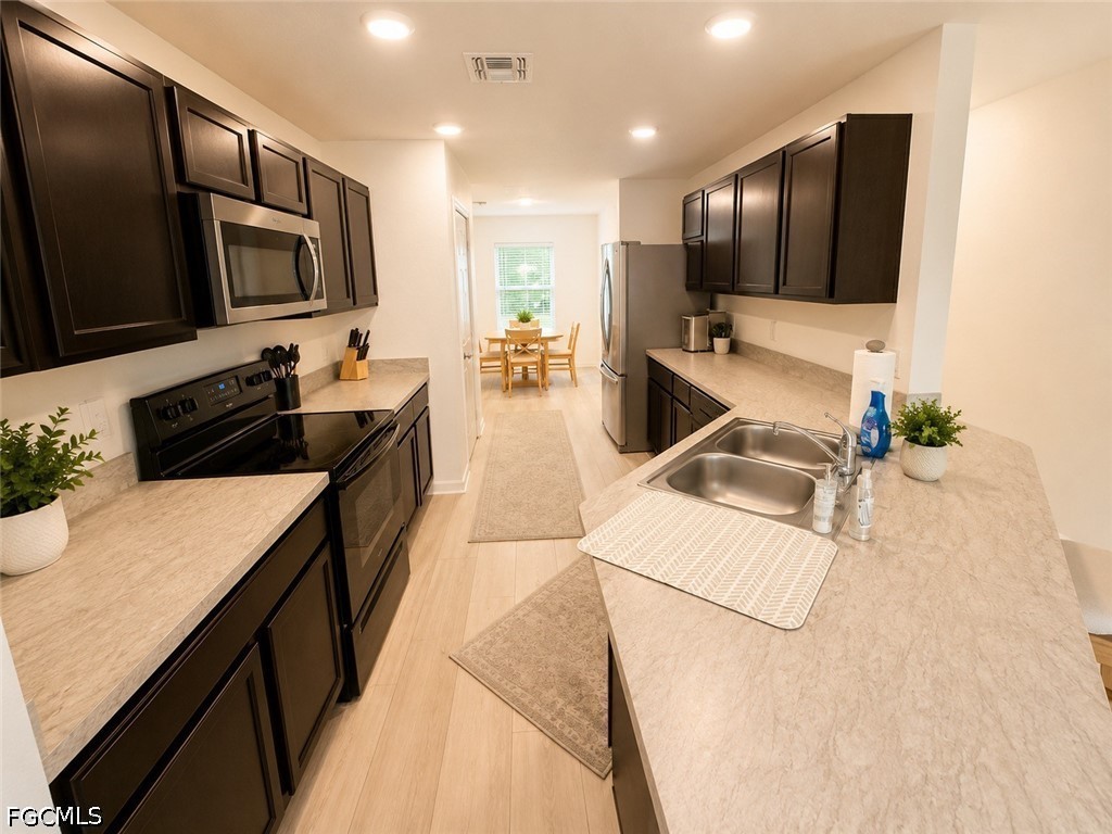 3 Bed SingleFamilyResidence for Sale in Cape Coral, photo 5