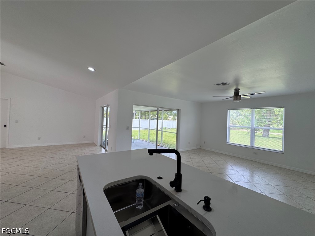 3 Bed SingleFamilyResidence for Sale in Fort Myers, photo 5