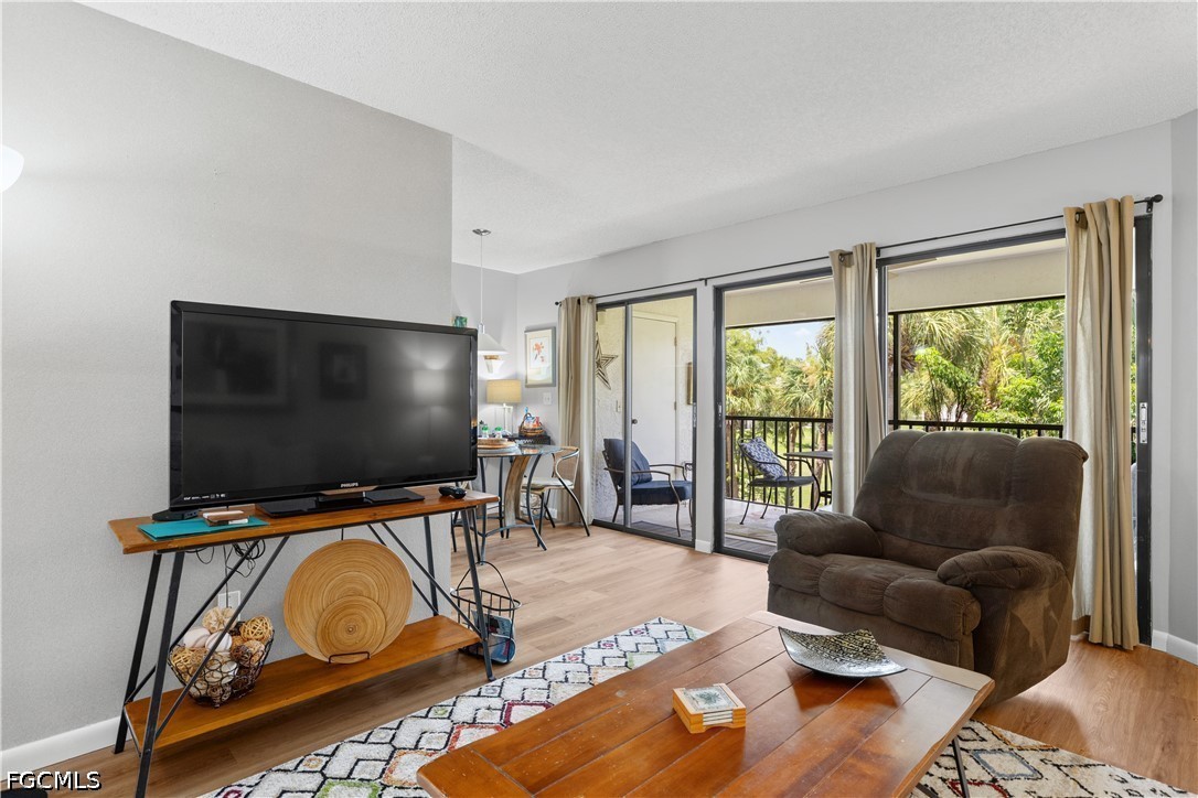 2 Bed Waterfront Home for Sale in Fort Myers, photo 5