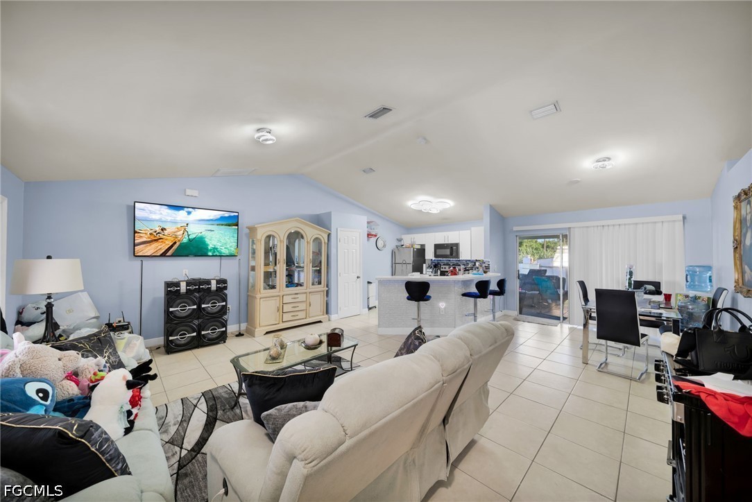 3 Bed SingleFamilyResidence for Sale in Lehigh Acres, photo 5