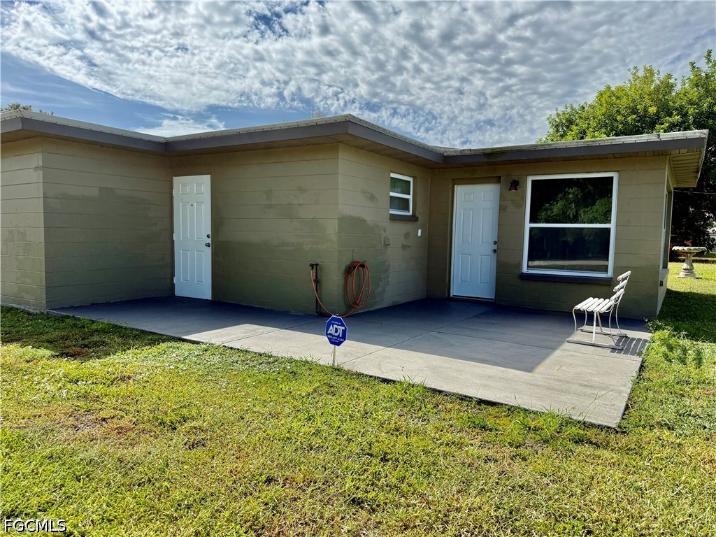 2 Bed SingleFamilyResidence for Sale in Lehigh Acres, photo 5