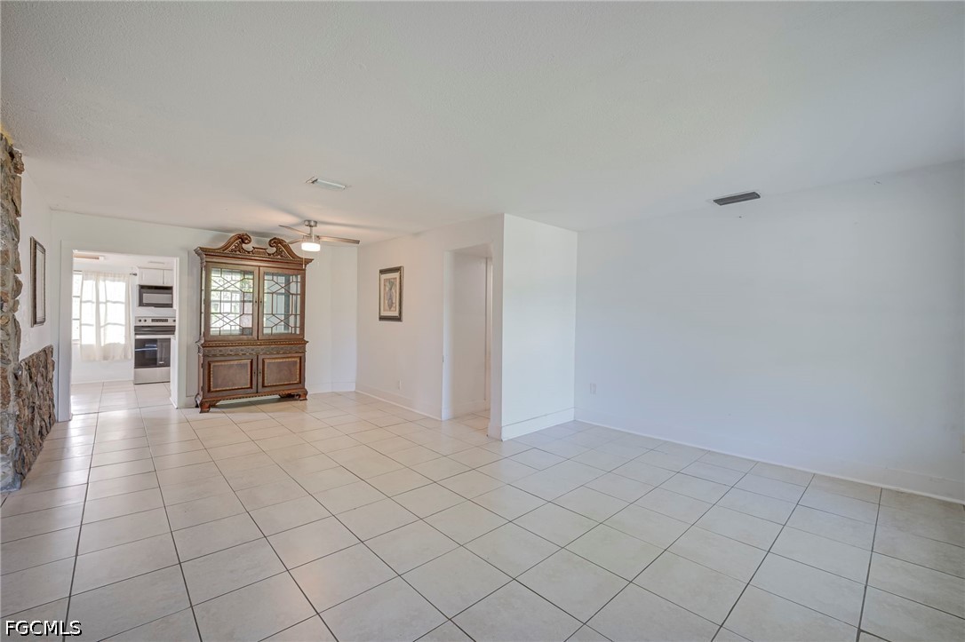 3 Bed SingleFamilyResidence for Sale in Travis Subd, photo 5