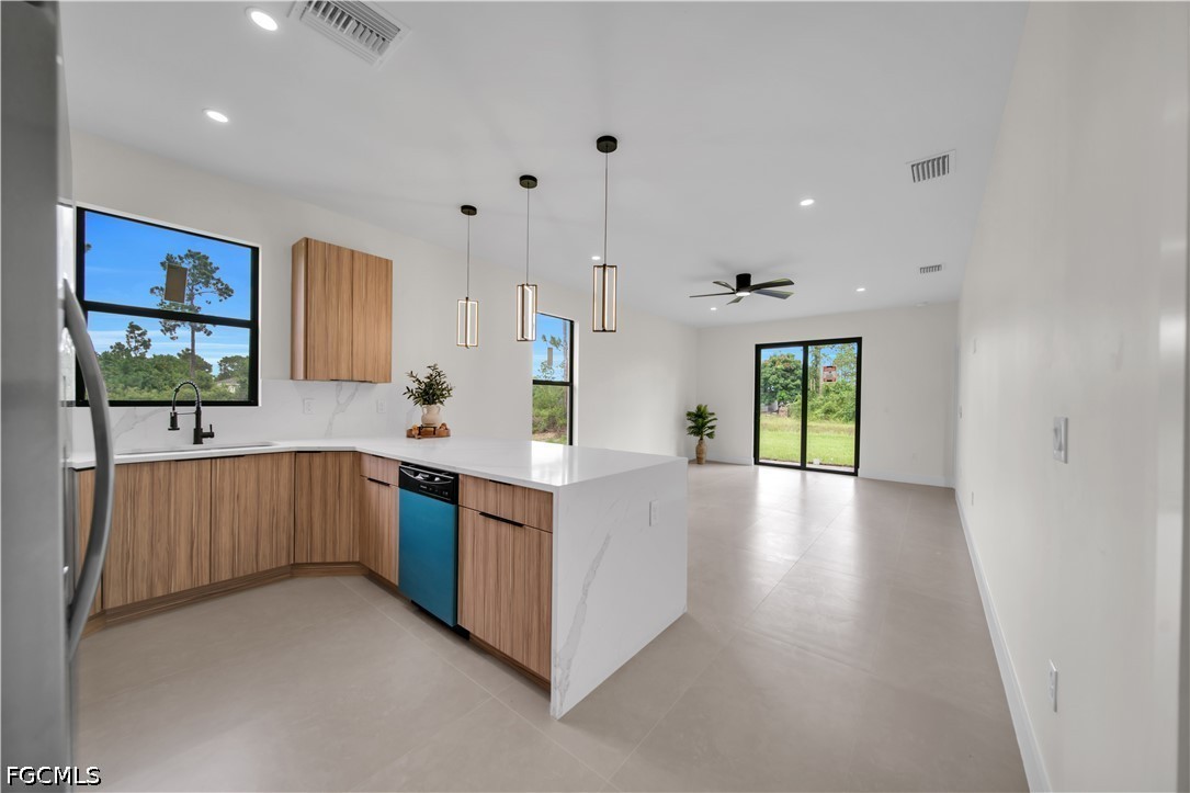 3 Bed SingleFamilyResidence for Sale in Lehigh Acres, photo 5