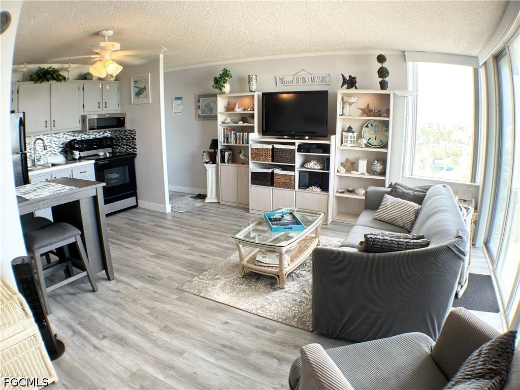 1 Bed Waterfront Home for Sale in Fort Myers Beach, photo 5