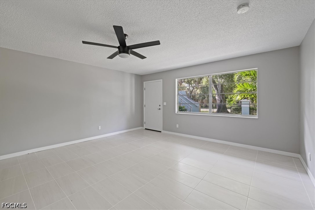 1 Bed Waterfront Home for Sale in Fort Myers, photo 5