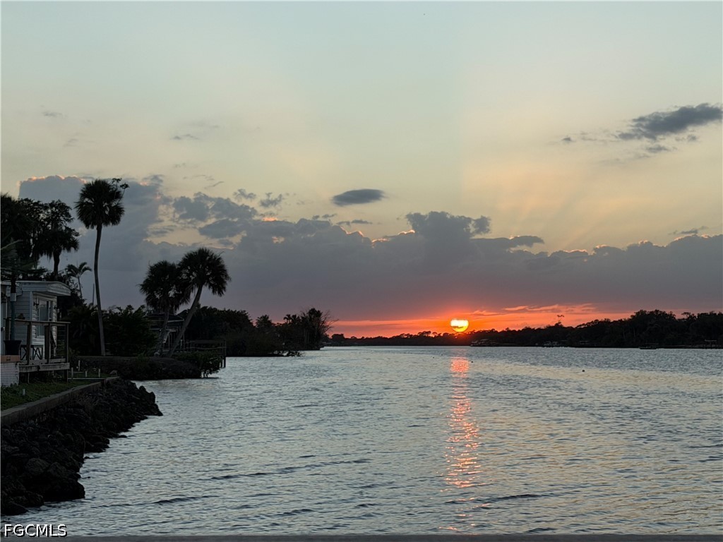 2 Bed Waterfront Home for Sale in Fort Myers, photo 5
