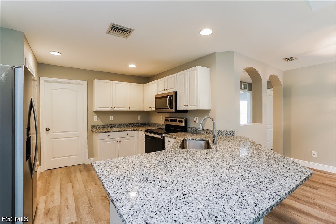 3 Bed SingleFamilyResidence for Sale in Lehigh Acres, photo 5