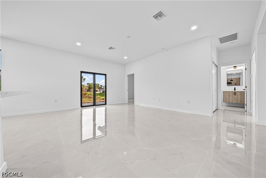 3 Bed SingleFamilyResidence for Sale in Lehigh Acres, photo 5