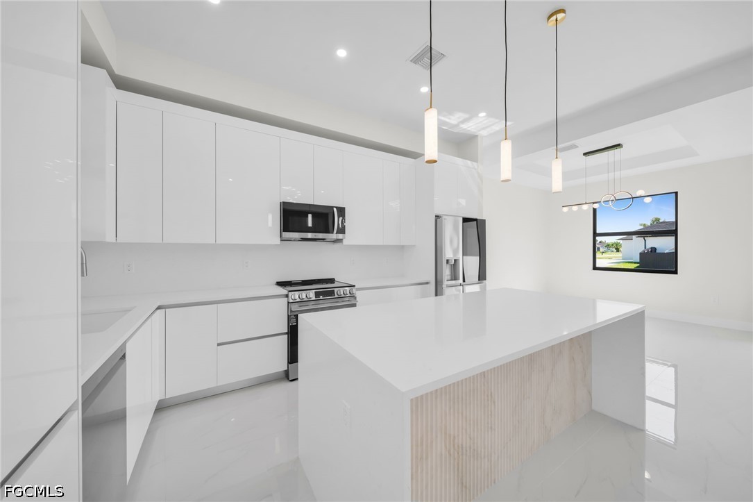 3 Bed Waterfront Home for Sale in Cape Coral, photo 5