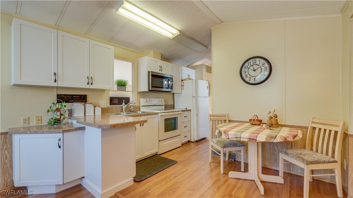 1 Bed Waterfront Home for Sale in North Fort Myers, photo 6