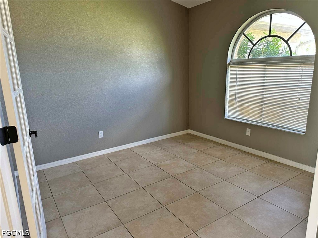 3 Bed SingleFamilyResidence for Sale in Cape Coral, photo 6