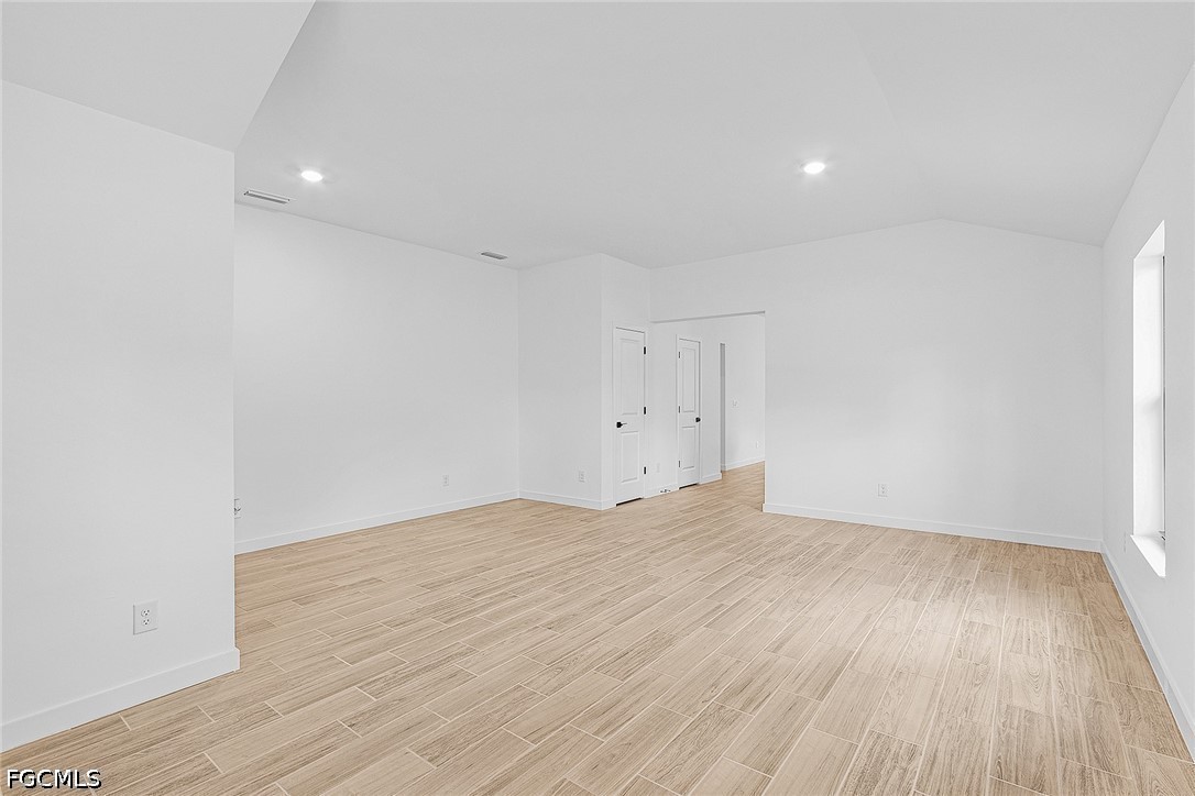 4 Bed SingleFamilyResidence for Sale in Mirror Lakes, photo 6