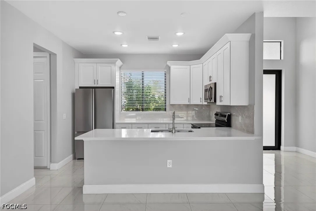 3 Bed SingleFamilyResidence for Sale in Cape Coral, photo 6
