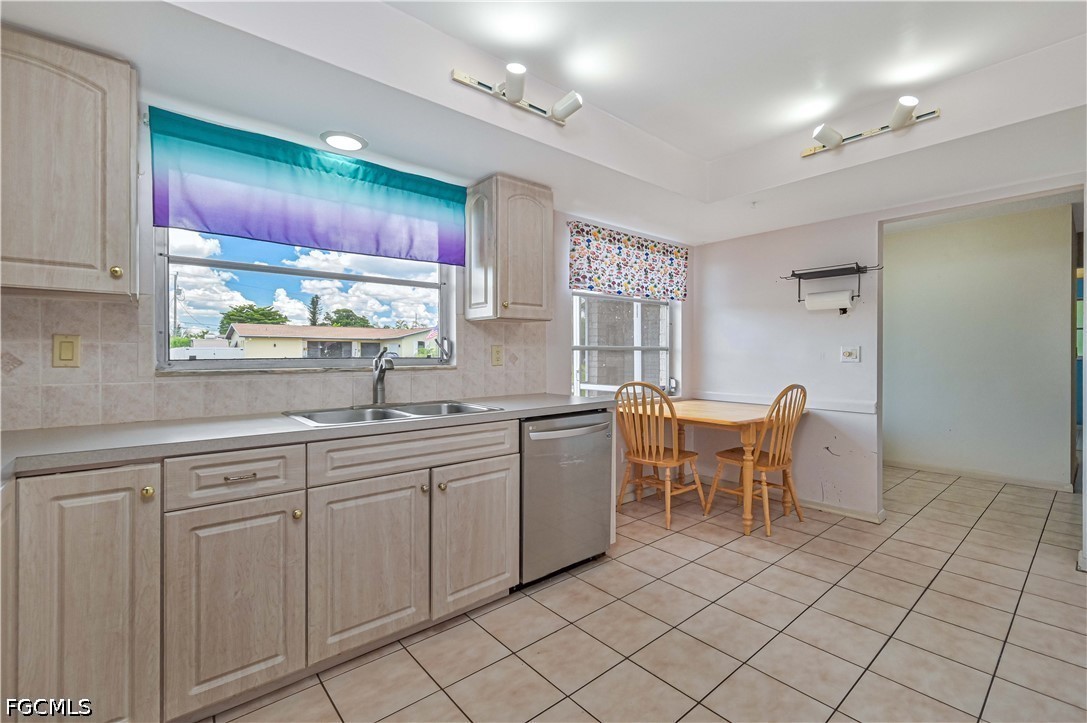 4 Bed SingleFamilyResidence for Sale in Cape Coral, photo 6