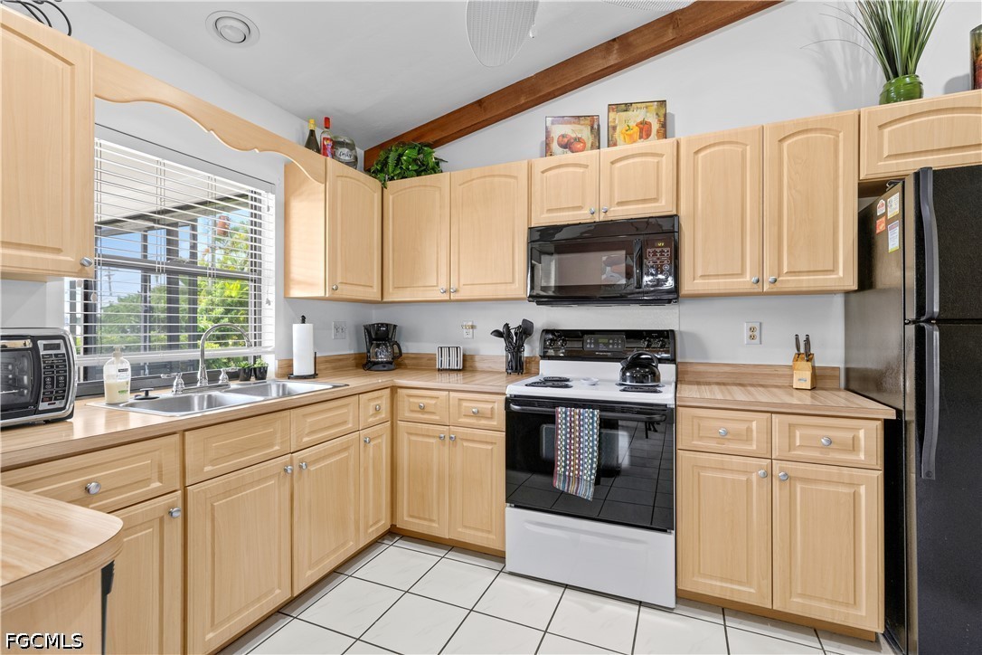 3 Bed Pool Home for Sale in Cape Coral, photo 6
