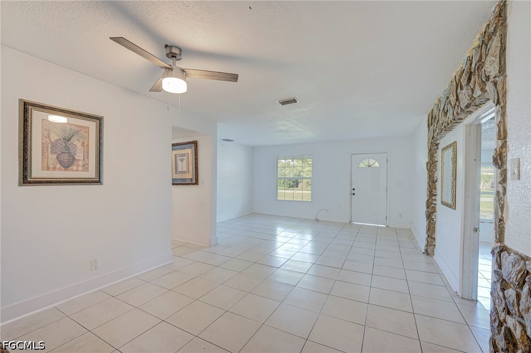 3 Bed SingleFamilyResidence for Sale in Travis Subd, photo 6
