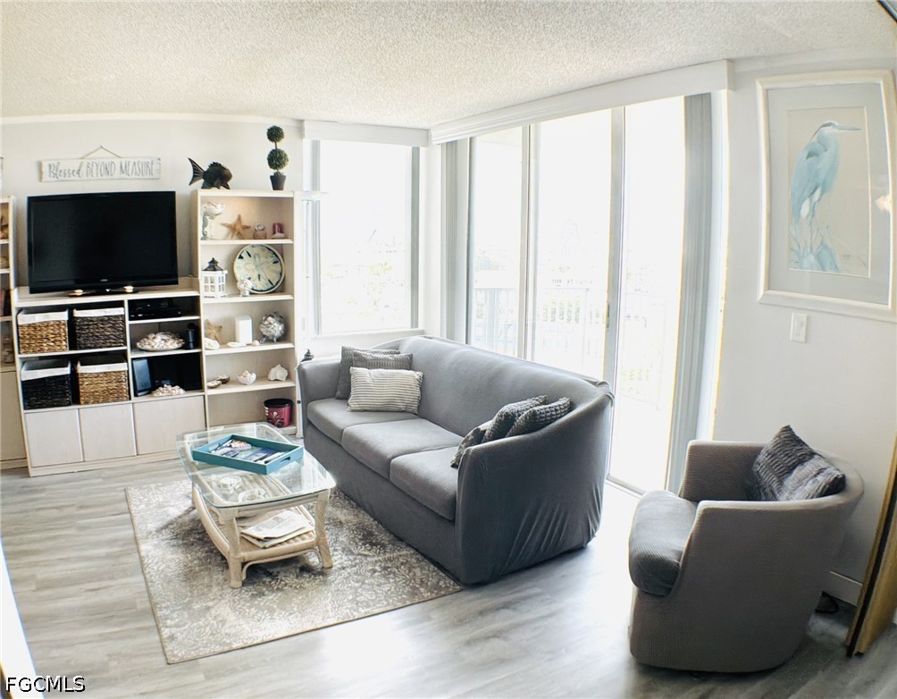 1 Bed Waterfront Home for Sale in Fort Myers Beach, photo 6