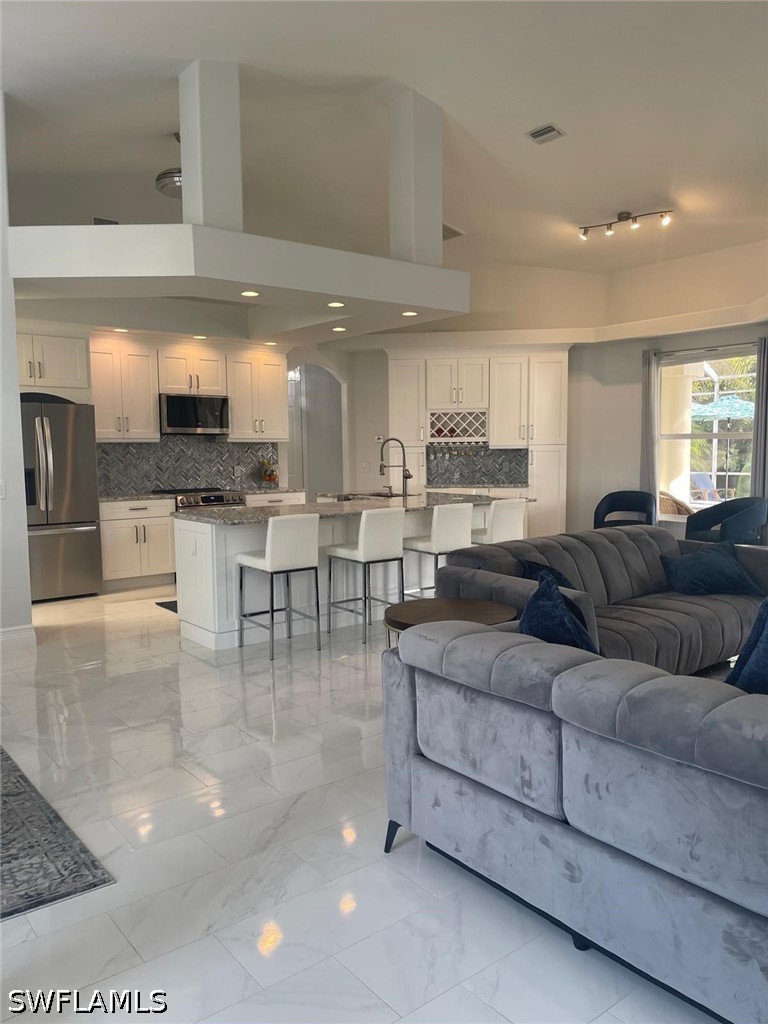 3 Bed SingleFamilyResidence for Sale in Fort Myers, photo 6