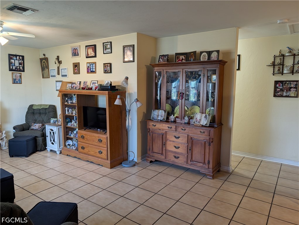 2 Bed SingleFamilyResidence for Sale in Cape Coral, photo 6