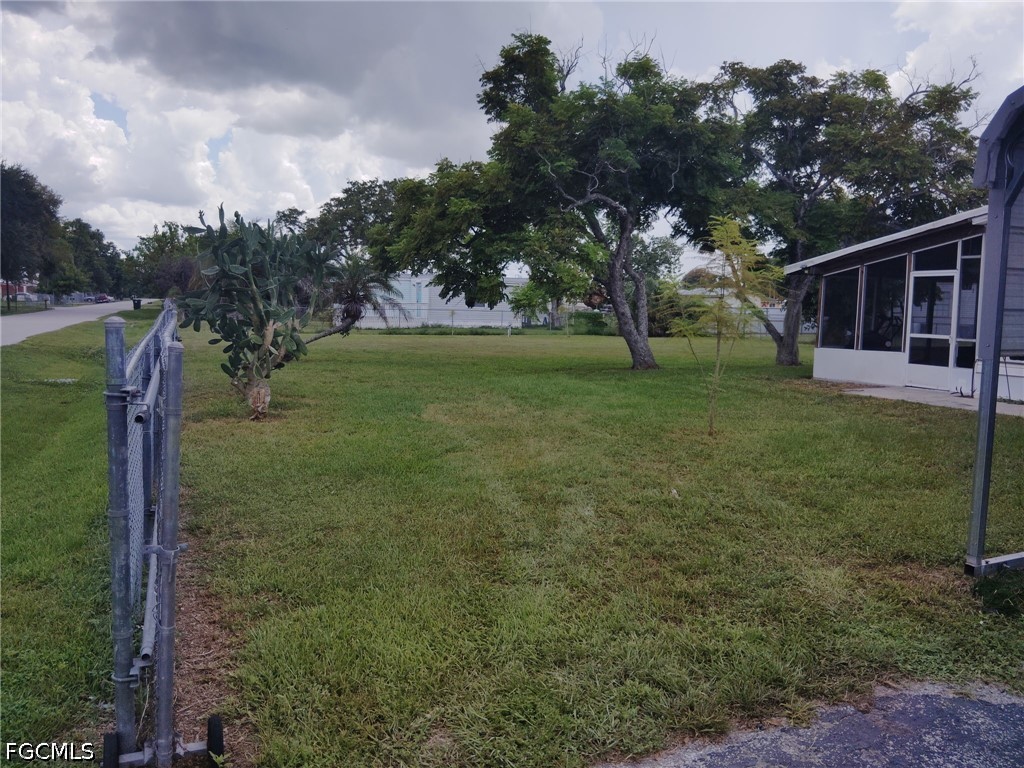 2 Bed Pool Home for Sale in Moore Haven, photo 6