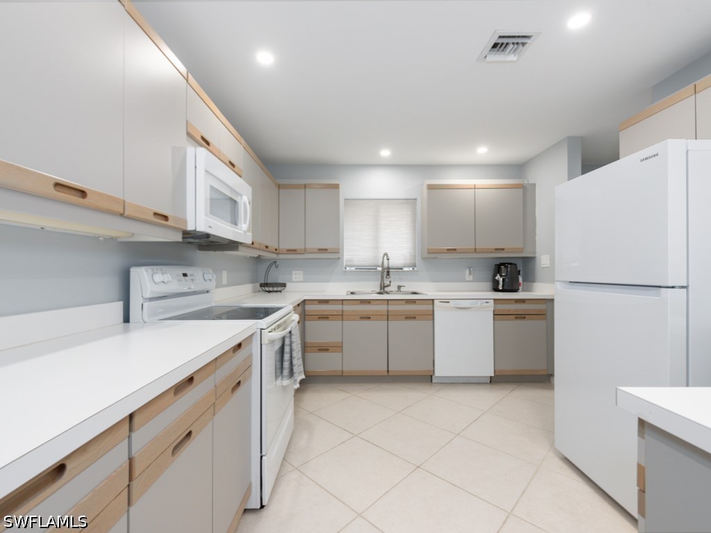2 Bed Condominium for Sale in Eagle Creek, photo 6