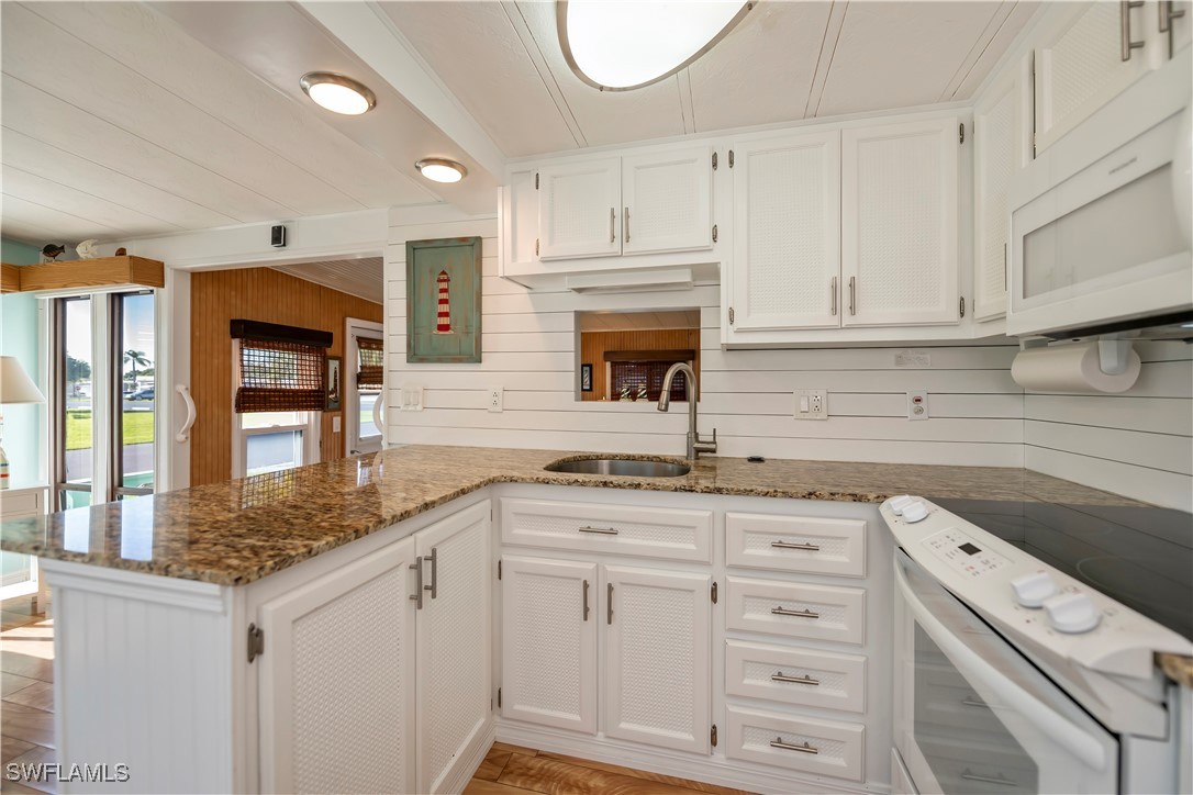 1 Bed Waterfront Home for Sale in North Fort Myers, photo 7