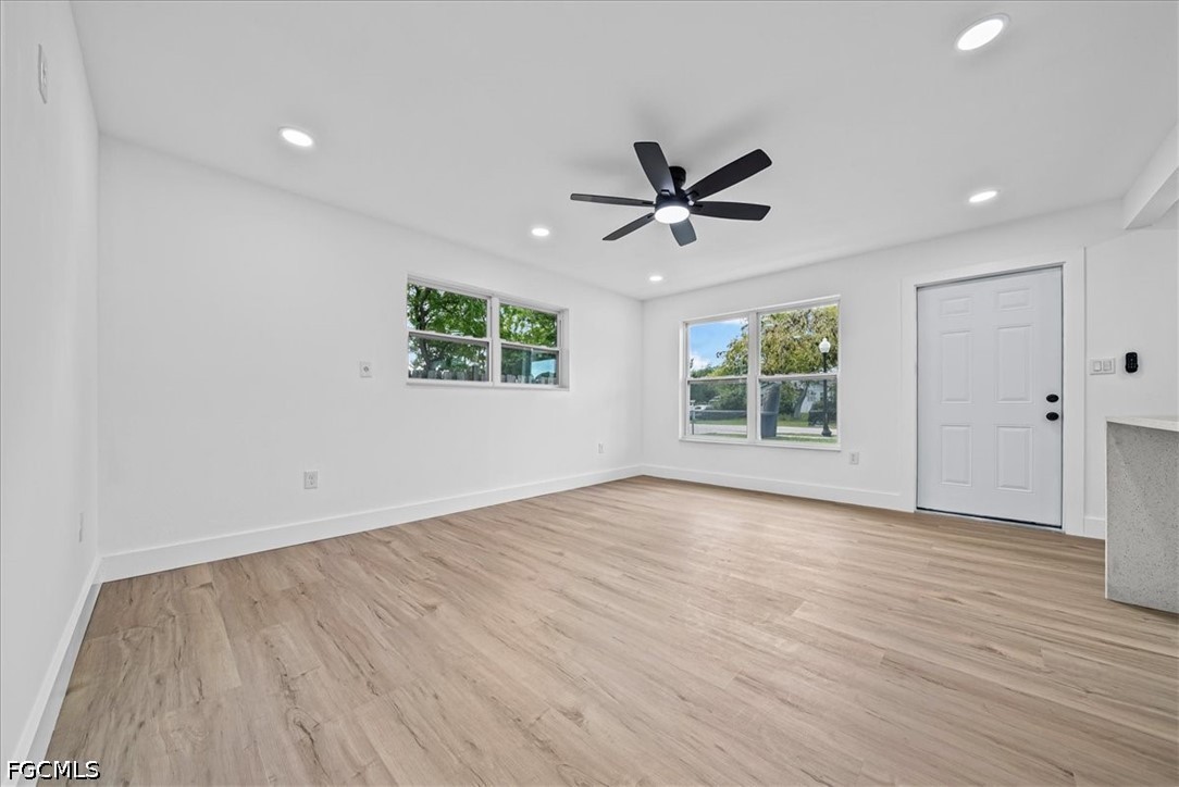 2 Bed SingleFamilyResidence for Sale in Fort Myers, photo 7