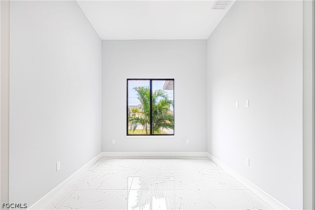 3 Bed SingleFamilyResidence for Sale in Lehigh Acres, photo 7